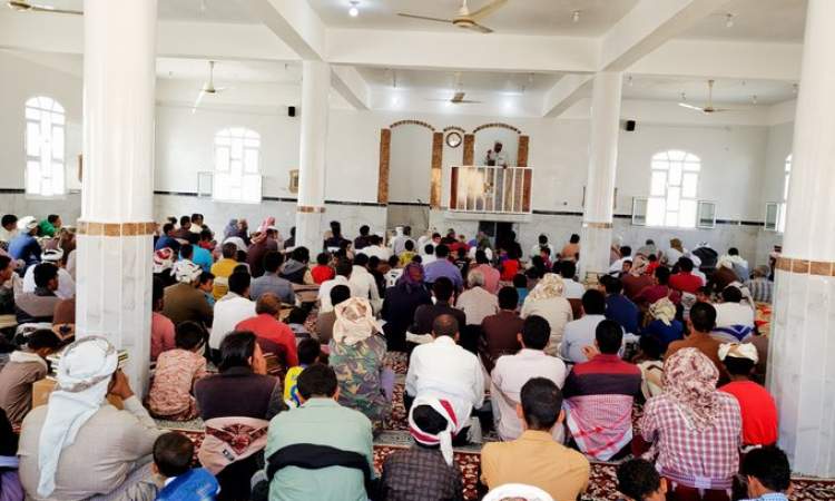 جندي مرتزق يطلق النار عشوائيا على جموع المصلين في عدن المحتلة