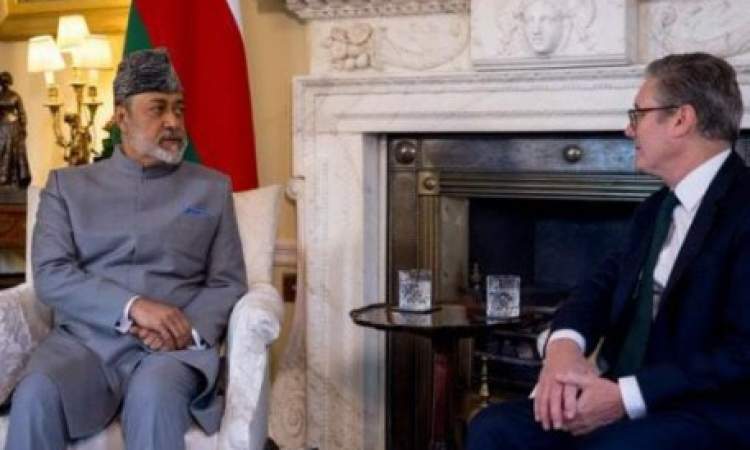 سلطان عمان يبحث مع وزير خارجية بريطانيا التطورات الإقليمية والدولية