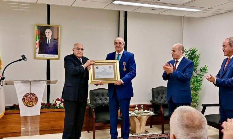 الجزائر تمنح مندوبها بمجلس الأمن الدولي أعلى وسام لتفانيه بقضية فلسطين